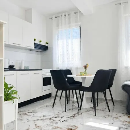 J S Apartman *